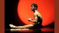 Artista apresenta a coreografia 'Mouco: uma dança para sociedade', nesta terça (11/7), no Teatro Marília