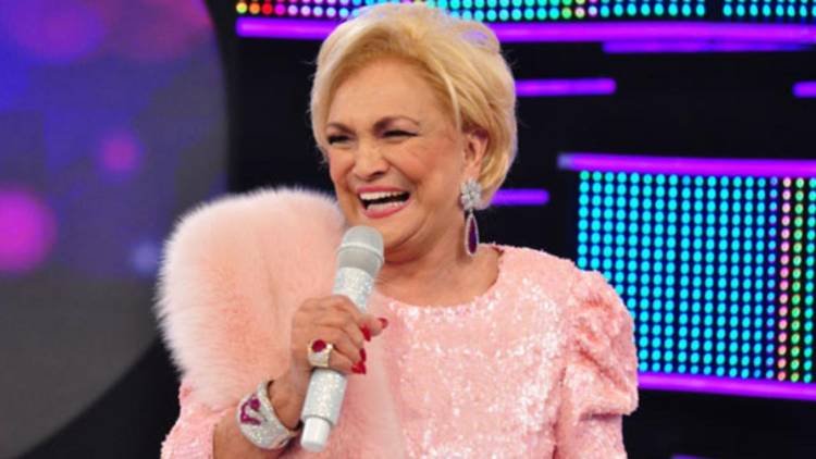 F�s ter�o acesso ao acervo da apresentadora em um brech� aberto ao p�blico em S�o Paulo